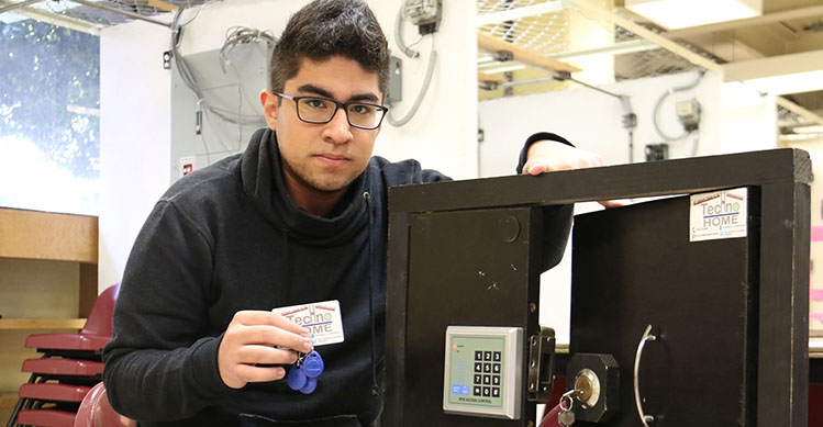 Politécnicos desarrollan sistema automatizado para apertura de&nbsp;puertas